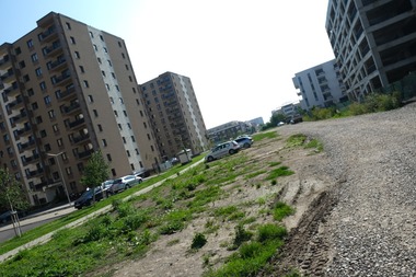 Primarul Braşovului cere dezvoltatorilor care nu au amenajat trotuarele sau străzile, ori nu au reglementat situaţia juridică a acestora, să intre în legalitate/21 de dezvoltatori, cu 39 de proiecte, nu şi-au respectat obligaţiile - FOTO
