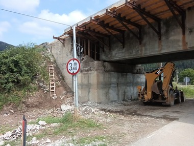 Neamţ: Lucrările la podul de la Pângăraţi, de pe DN 15, oprite în perioada 13-17 august, pentu a evita formarea de blocaje având în vedere afluxul de turişti / Tronsonul leagă Piatra Neamţ de Bicaz, Cheile Bicazului şi zona montană a judeţului - FOTO