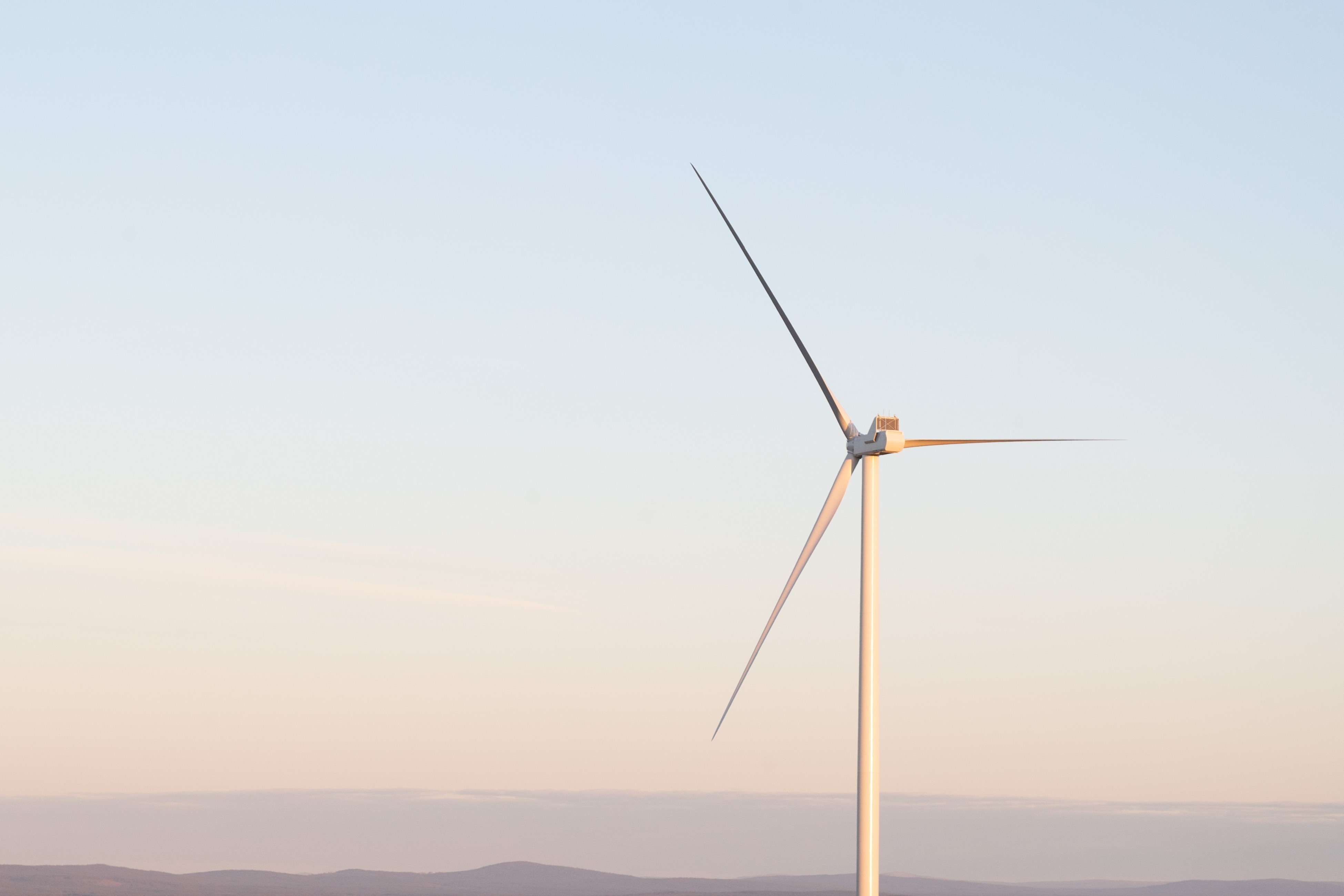OX2, dezvoltator în domeniul energiei regenerabile, a vândut un parc eolian de 96 MW, din estul ţării, aflat în stadiul „ready-to-build”, către HELLENiQ Renewables