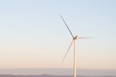 OX2, dezvoltator în domeniul energiei regenerabile, a vândut un parc eolian de 96 MW, din estul ţării, aflat în stadiul „ready-to-build”, către HELLENiQ Renewables
