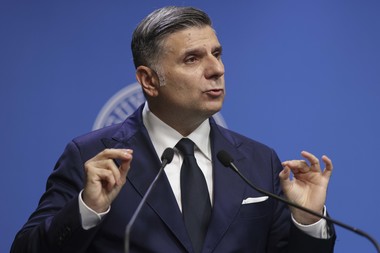 Alexandru Petrescu (ASF): Personal, vă pot spune că n-am semnat un contract de angajare de când sunt în această instituţie. Pieţele indică toate cotele progresive, a fost îndepărtat orice risc de insolvenţă peste noapte