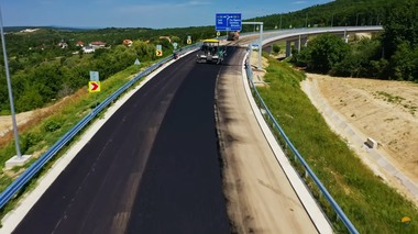 Asociaţia Pro Infrastructură: Centura Zalău - remake "Tăntălăul şi Gogomanul" / Sinohydro se chinuie pe mini-varianta de ocolire a Zalăului / Chinezii au făcut o treime din centură pe banii lor. Ei se fac că lucrează, statul român că plăteşte

