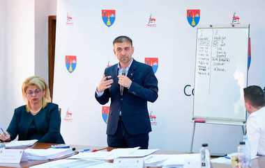 Preşedintele Consiliului Judeţean Maramureş anunţă măsuri de eficientizare şi reducere a cheltuielilor: Pază non-stop la uşi închise? Gata cu risipa! / Nu ne fură nimeni instituţiile noaptea / Reduceri de personal la DGASPC