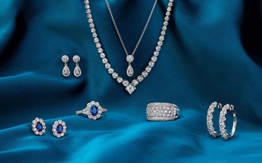 Americanii continuă să cheltuie pe bijuterii, în pofida tarifelor şi a încetinirii consumului global