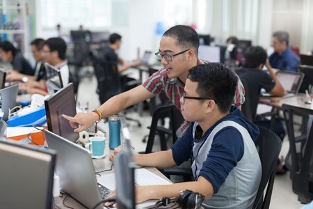 China încearcă să pună capăt culturii muncii excesive, cunoscută sub denumirea ”996”