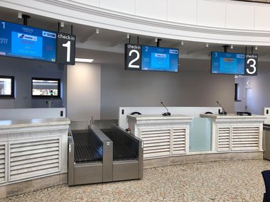 Guvernul a aprobat strategia de dezvoltare a infrastructurii la Aeroportul Băneasa. Ea prevede dezvoltarea unui nou terminal, construirea unui hangar pentru aviaţia generală şi asigurarea unei capacităţi de procesare de minimum 800 de pasageri/oră de vârf