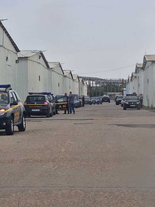 ANAF a controlat trei complexuri comerciale şi logistice din Bucureşti şi judeţul Ilfov. Au fost sigilate peste 1.100 de spaţii de depozitare, pentru identificarea deţinătorilor reali ai mărfurilor depozitate şi a documentelor de provenienţă a acestora