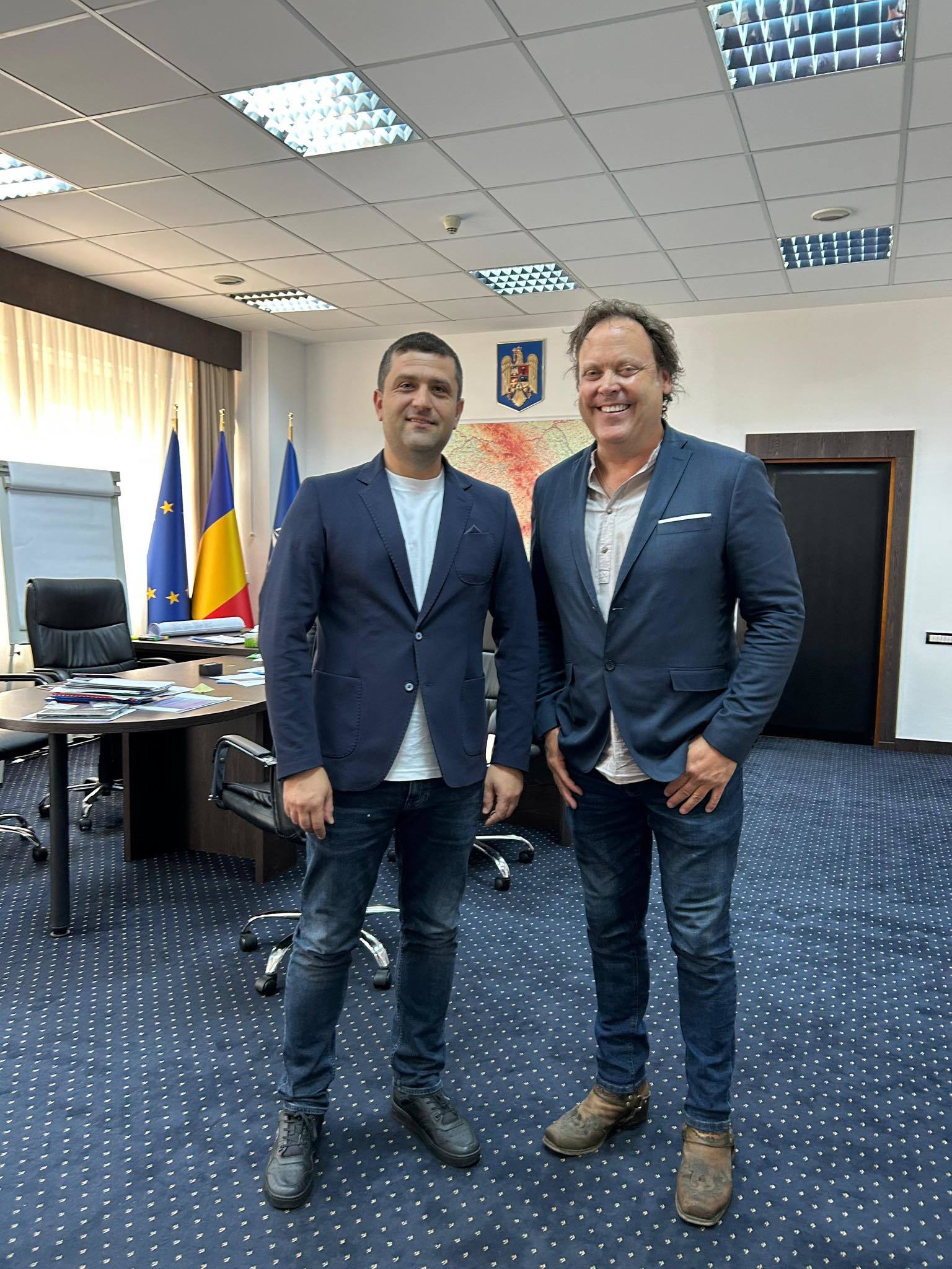 Ministrul Economiei, după o întâlnire cu Charlie Ottley: Am aflat ceva ce m-a surprins: după ce a devenit cetăţean de onoare al Braşovului acum cinci ani, Charlie a depus şi pentru cetăţenia română. Dosarul încă se plimbă prin hăţişul birocratic
