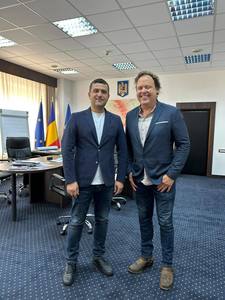 Ministrul Economiei, după o întâlnire cu Charlie Ottley: Am aflat ceva ce m-a surprins: după ce a devenit cetăţean de onoare al Braşovului acum cinci ani, Charlie a depus şi pentru cetăţenia română. Dosarul încă se plimbă prin hăţişul birocratic