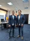 Ministrul Economiei, după o întâlnire cu Charlie Ottley: Am aflat ceva ce m-a surprins: după ce a devenit cetăţean de onoare al Braşovului acum cinci ani, Charlie a depus şi pentru cetăţenia română. Dosarul încă se plimbă prin hăţişul birocratic