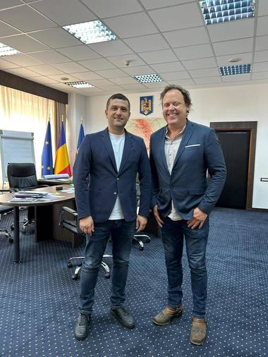 Ministrul Economiei, după o întâlnire cu Charlie Ottley: Am aflat ceva ce m-a surprins: după ce a devenit cetăţean de onoare al Braşovului acum cinci ani, Charlie a depus şi pentru cetăţenia română. Dosarul încă se plimbă prin hăţişul birocratic