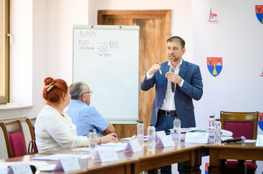 CJ Maramureş a aprobat noua organigramă a Direcţiei Generale de Asistenţă Socială: Numărul de posturi se reduce de la 150 la 125, se desfiinţează un post de director adjunct şi patru funcţii de şefi de servicii. Economiile generate: 2,5 milioane lei pe an