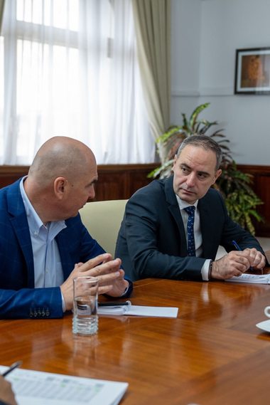 Alexandru Nazare, întâlnire cu premierul Ilie Bolojan: Discuţii despre rectificarea bugetară, care va fi pusă în dezbatere publică luni şi despre direcţiile majore pentru ANAF şi Vamă.