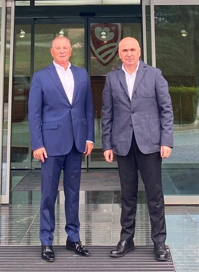 Premierul Ilie Bolojan, vizită la compania Transavia: Am discutat despre cum facem să debirocratizăm avizările şi obţinerea autorizaţiilor şi cum stabilim politici publice ce susţin creşterea producţiei interne şi a exporturilor