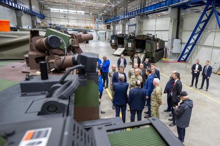 Miniştrii Apărării şi Economiei, vizită la uzina care produce produc transportoarele blindate Piranha 5 – Moşteanu:Armata României are nevoie de echipamente moderne / Miruţă: Industria românească de apărare are potenţial

