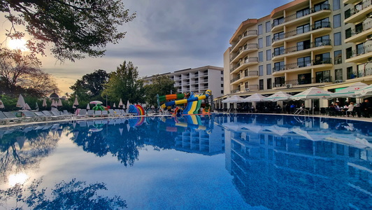 Hotelier, Nisipurile de Aur, Bulgaria: Vom majora preţul la vacanţe din 2026 cu până în 20%, dar această majorare nu are legătură cu intrarea Bulgariei în zona Euro, ci cu creşterea inflaţiei. 80% dintre turiştii hotelului sunt români