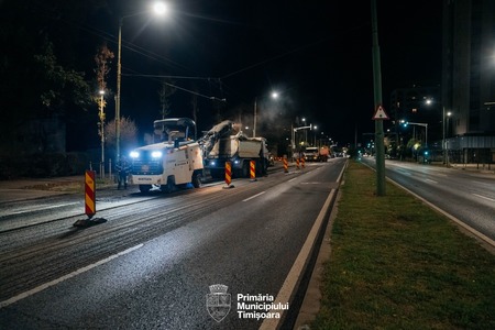 Bulevard din Timişoara tranzitat zilnic de 9 linii de transport în comun, cu peste 14.000 de călători, reamenajat / Se realizează culoar special pentru autobuze / Lucrările, făcute doar noaptea

