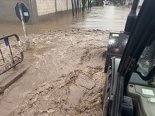 Avertizări de ploi abundente – Ministerul Transporturilor: Pe două drumuri naţionale este apă pe carosabil / Transfăgărăşanul şi Transalpina rămân închise circulaţiei / Traficul feroviar şi cel aerian se desfăşoară normal