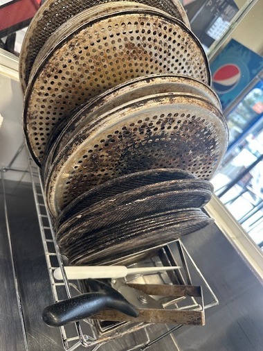 ANPC a controlat în ultimele cinci zile peste 1.700 de operatori economici şi a dat amenzi de peste 6,2 milioane de lei / Printre nereguli: prezenţa insectelor în blocul alimentar, carne expirată, echipamente cu rugină şi resturi alimentare