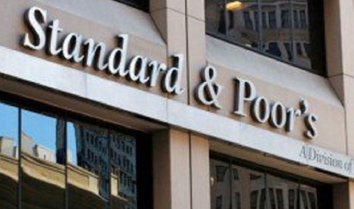 S&P indică pentru România, ca element-cheie în revizuirea anuală a ratingului de credit, acelaşi calificativ BBB-/Negative/A-3, ultima treaptă din categoria recomandată investitorilor, dar fără căderea în categoria junk
