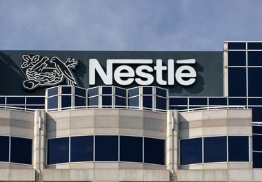 Nestlé anunţă concedierea a 16.000 de angajaţi la nivel global; acţiunile au urcat joi cu 9%