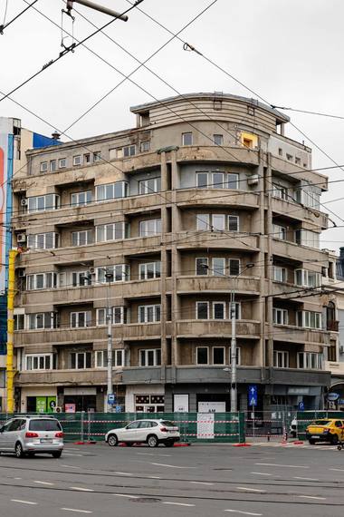 Stelian Bujduveanu anunţă că au început lucrările de consolidare a unui imobil construit în 1937 şi încadrat în clasa I de risc seismic / Proiect de peste 7,4 milioane de lei