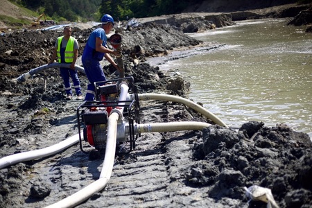Radu Miruţă: A fost demis Consiliul de Administraţie de la Salrom şi au fost trimise la DNA adrese cu privire la neregulile constatate / Au cumpărat două combine recondiţionate cu 35 de milioane de lei, iar ele se vând cu 250.000 de euro 
