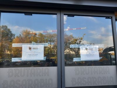 ANPC a închis temporar o brutărie din Bucureşti, unde un şobolan se plimba printre produse, scena fiind filmată de un consumator / Unitatea a fost amendată cu 12.000 de lei - FOTO / VIDEO