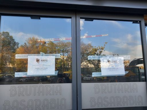ANPC a închis temporar o brutărie din Bucureşti, unde un şobolan se plimba printre produse, scena fiind filmată de un consumator / Unitatea a fost amendată cu 12.000 de lei - FOTO / VIDEO