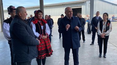 Bolojan, după vizita la Unicarm Satu Mare: Am un mare respect pentru antreprenorii care, prin muncă şi pricepere, reuşesc să dezvolte afaceri, să ofere locuri de muncă şi să plătească corect taxele şi impozitele. Ei sunt coloana vertebrală a economiei