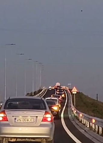 Protest faţă de nedeschiderea Centurii Focşani Nord – Subprefectul Liviu Macovei reclamă că ”cineva refuză să emită un aviz pentru deschiderea drumului din motive de siguranţa circulaţiei” / El anunţă că 300 de şoferi au protestat / Reacţia Poliţiei
