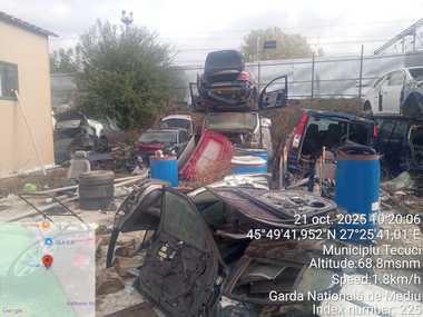 Galaţi: Firmă care făcea dezmembrări auto fără autorizaţii, amendată de Garda de Mediu / Peste 60 de maşini scoase din uz şi deşeuri periculoase, găsite la faţa locului