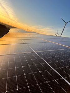 Producătorii de energie din surse regenerabile avertizează cu privire la riscul unui blocaj în sectorul energetic cauzat de introducerea noii metodologii de racordare la reţea, fără o perioadă de tranziţie şi cu un cadru de reglementare încă nefinalizat