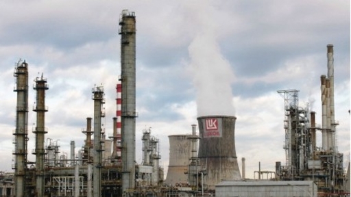 Traian Băsescu, întrebat ce ar trebui să facă România în legătură cu sancţiunile impuse Lukoil: Să ceară o derogare. Nu aş vrea să cădem în plasa să luăm noi în administrare rafinăria 