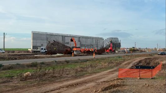 Circulaţia trenurilor a fost oprită între Timişoara şi Arad, după ce armătura unui pasaj aflat în construcţie s-a prăbuşit peste liniile de cale ferată / Trei trenuri afectate până acum