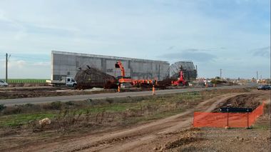 Circulaţia trenurilor a fost oprită între Timişoara şi Arad, după ce armătura unui pasaj aflat în construcţie s-a prăbuşit peste liniile de cale ferată / Trei trenuri afectate până acum