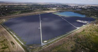 Simtel inaugurează la Giurgiu cel mai mare parc fotovoltaic din România realizat prin reconversie ecologică, cu o capacitate de 52 MWp. Parcul este construit pe o fostă groapă de cenuşă industrială