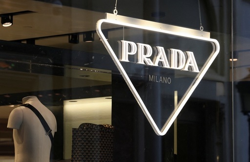 Prada ar putea viza noi achiziţii după preluarea Versace; Bertelli nu exclude un interes pentru Armani