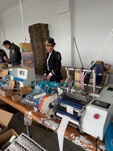Inspectorii ANAF au descoperit, în Prahova, o fabrică neautorizată de dispozitive electronice de vapat, ascunsă într-o hală de 300 de metri pătraţi