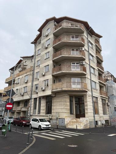 CEC Bank scoate la vânzare două foste sucursale prin licitaţie, din Bucureşti şi Târgovişte, dar şi un spaţiu din Vaslui. Preţul de pornire cumulat depăşeşte 1 milion de euro