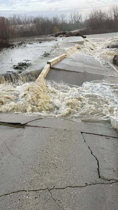 Apele Române, despre podul rupt în Călăraşi: Trecere neautorizată, existentă încă dinainte de 1989 şi utilizată pentru traversarea râului pe perioada debitelor mici / În întreaga zonă s-au înregistrat precipitaţii extreme, care au generat viituri

