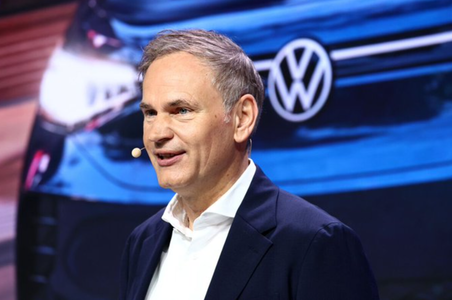 Volkswagen va investi 186 de miliarde de dolari până în 2030, anunţă CEO-ul Oliver Blume