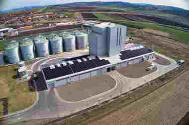 Grupul East Grain şi Poultry Investment SA au preluat participaţia de 45% deţinută anterior de UBM Group în UBM Feed Romania. UBM Feed Romania devine Protena şi estimează afaceri de 332 milioane lei în acest an