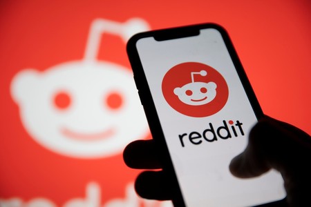Reddit începe testarea profilurilor verificate pentru a creşte transparenţa pe platformă