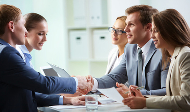 SONDAJ: 6 din 10 angajaţi simt că fac muncă invizibilă, care nu e apreciată de manageri. 80% spun că interacţiunile de la birou îi ajută să fie mai vizibili 