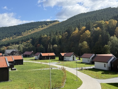 Un complex turistic premium cu 20 de vile private a fost inaugurat în Harghita, investiţie de 8,5 milioane de euro 