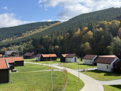 Un complex turistic premium cu 20 de vile private a fost inaugurat în Harghita, investiţie de 8,5 milioane de euro 