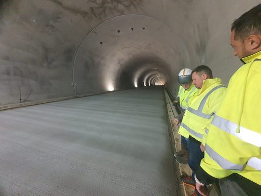 A fost finalizată turnarea betonului rutier în tunelul Curtea de Argeş de pe Autostrada Sibiu – Piteşti / S-au folosit trei utilaje aduse special din Germania

