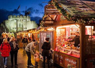 Cheltuielile de Crăciun în Marea Britanie vor creşte cu 3,5%, în pofida unui început lent al sezonului, arată PwC