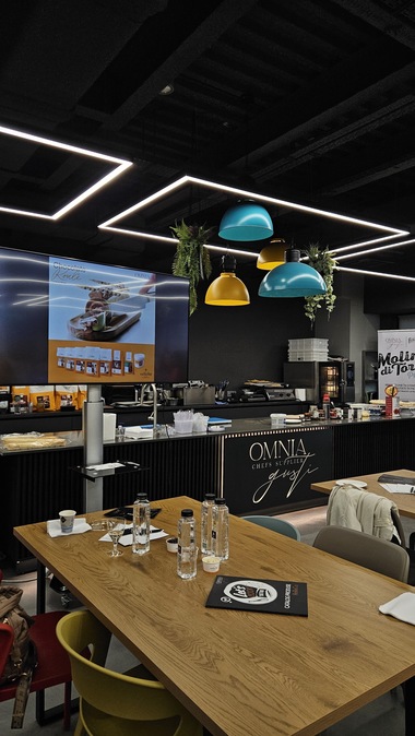 OmniaGusti, furnizor de materii prime pentru cofetărie şi restaurante, estimează pentru acest an o cifră de afaceri de 47 milioane euro, de la 40 milioane euro anul trecut. ”Am observat o scădere a consumului de alimente, nu însă şi la dulciuri”